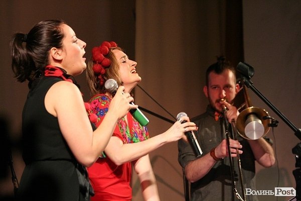 У Луцьку джазмени колядували за Україну. ФОТО