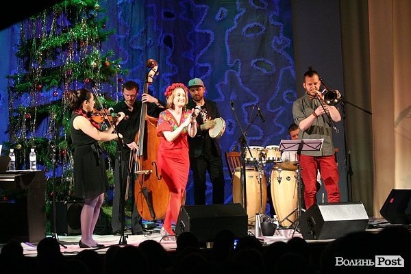 У Луцьку джазмени колядували за Україну. ФОТО