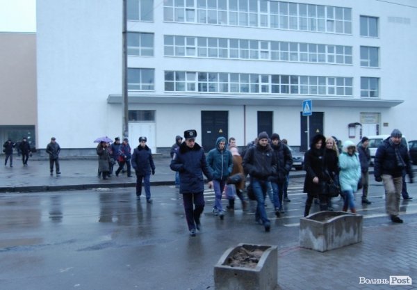 З центральної площі міста вони пішли до суду