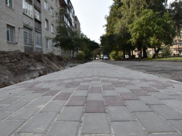 У Луцьку «киплять» ремонтні роботи доріг та дворів. ФОТО