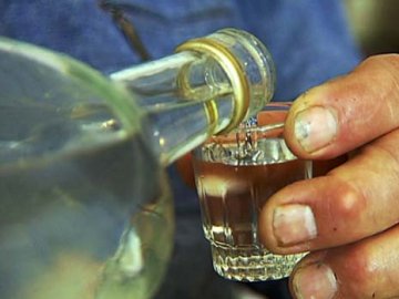 У Луцьку викрили чоловіка, який «гнав» алкоголь і продавав його під етикетками відомих виробників