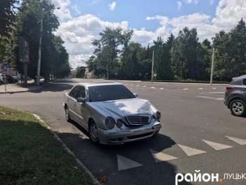 У Луцьку посеред вулиці стоїть побите і «обстріляне» авто. ФОТО