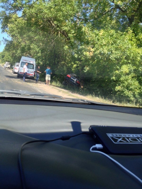 На Володимирській трасі BMW влетіло у дерево. ФОТО