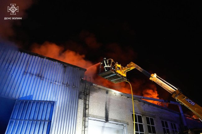 Показали, як рятувальники ліквідовують наслідки ворожого обстрілу на Волині. ФОТО