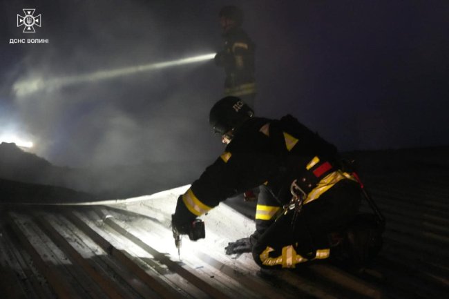 Показали, як рятувальники ліквідовують наслідки ворожого обстрілу на Волині. ФОТО
