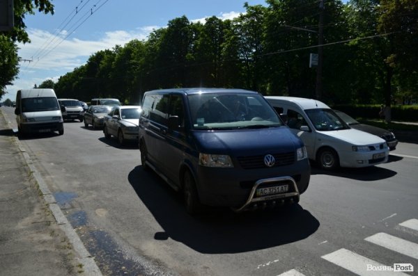 Обурені мешканці обваленого будинку перекрили дорогу. ФОТО