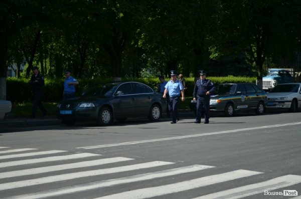 Обурені мешканці обваленого будинку перекрили дорогу. ФОТО