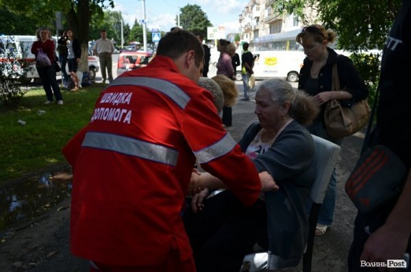 Обурені мешканці обваленого будинку перекрили дорогу. ФОТО