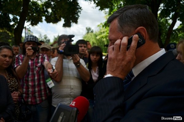 Обурені мешканці обваленого будинку перекрили дорогу. ФОТО