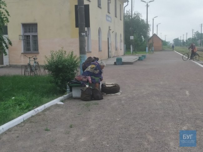 Мандрує вокзалами та готує їжу на вогні: на волинській станції більше місяця живе на лавочці невідома бабуся. ФОТО