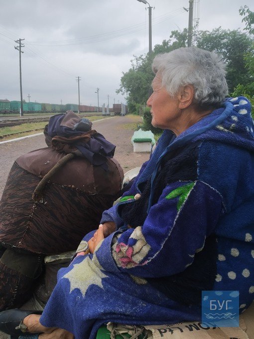 Мандрує вокзалами та готує їжу на вогні: на волинській станції більше місяця живе на лавочці невідома бабуся. ФОТО