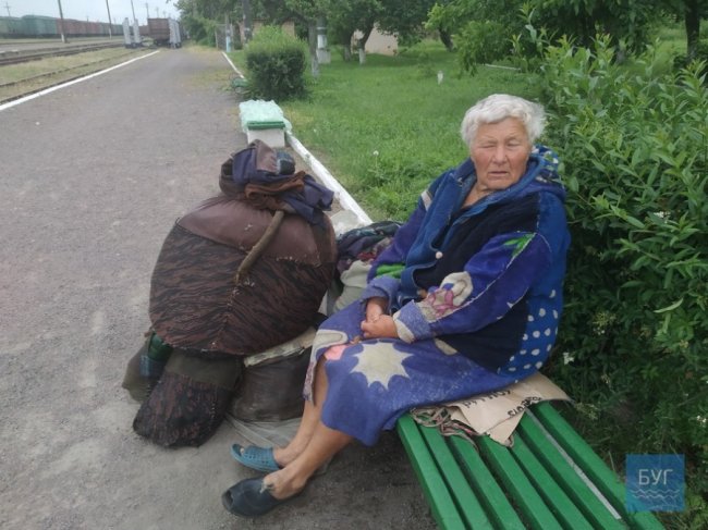 Мандрує вокзалами та готує їжу на вогні: на волинській станції більше місяця живе на лавочці невідома бабуся. ФОТО