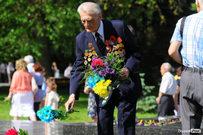 З маками і трояндами: у Луцьку відзначили річницю перемоги над нацизмом. ФОТО