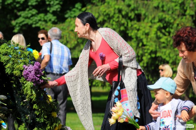 З маками і трояндами: у Луцьку відзначили річницю перемоги над нацизмом. ФОТО