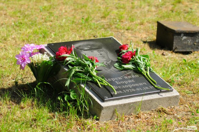 З маками і трояндами: у Луцьку відзначили річницю перемоги над нацизмом. ФОТО