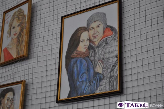 У Луцьку відкрили виставку неймовірних картин доньки загиблого героя. ФОТО