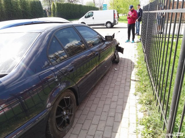 У Луцьку BMW на єврономерах  розтрощила припарковані автівки. ФОТО