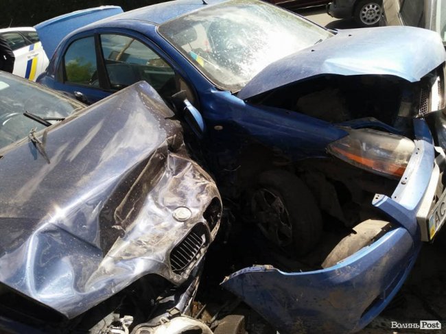 У Луцьку BMW на єврономерах  розтрощила припарковані автівки. ФОТО