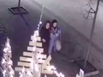 У Луцьку двоє дівчат намагалися пошкодити новорічну інсталяцію. ВІДЕО