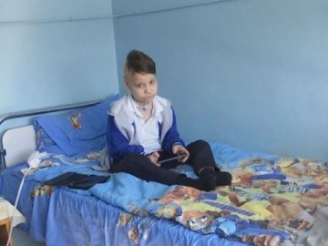 Хлопчику, який дивом вижив після удару струмом і  якого зреклися батьки, шукають нову родину.  ВІДЕО