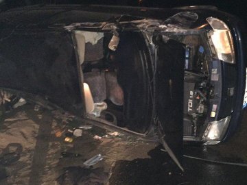 Авто перекинулось на бік: на Волині водій «під мухою», тікаючи від копів, потрапив в аварію. ФОТО
