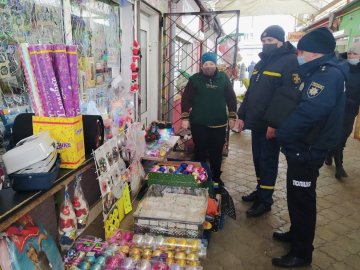 У Ковелі на ринку правоохоронці вилучили тисячу одиниць незаконної піротехніки. ФОТО