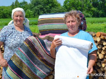 Ткацтво на столітніх верстатах: у селі на Волині зберегли давнє ремесло
