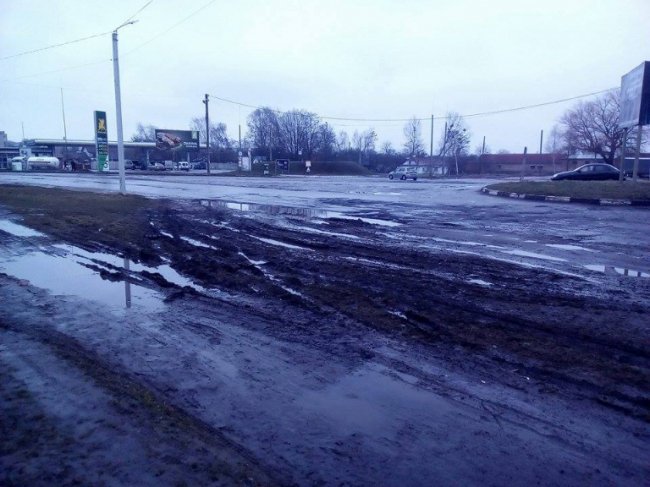 У Нововолинську через бездоріжжя  машини їздять по тротуару