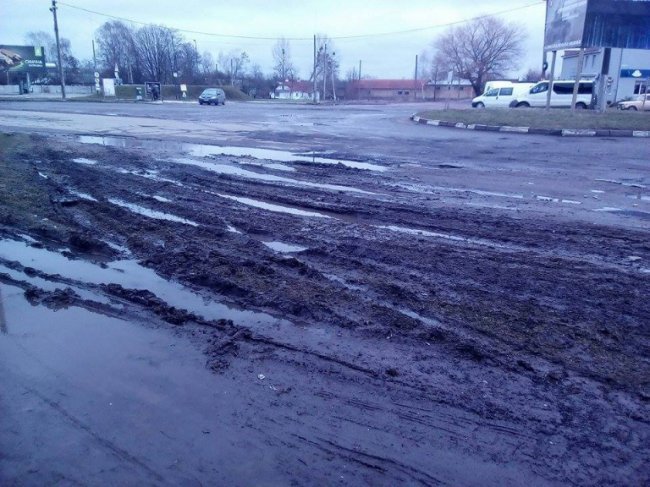 У Нововолинську через бездоріжжя  машини їздять по тротуару