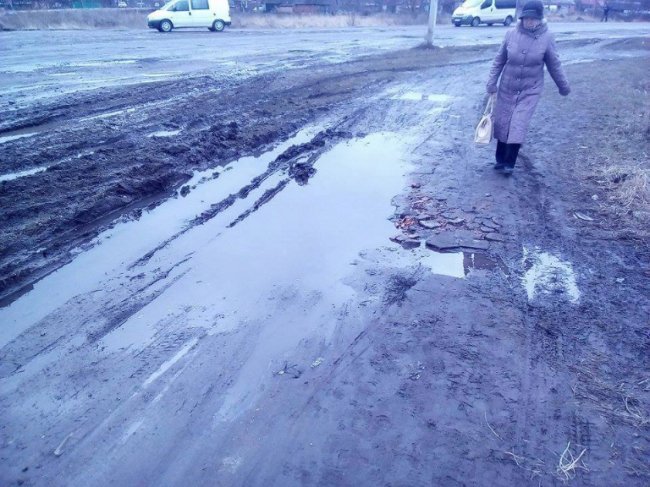 У Нововолинську через бездоріжжя  машини їздять по тротуару