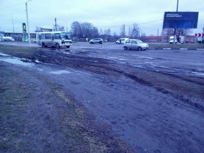 У Нововолинську через бездоріжжя  машини їздять по тротуару