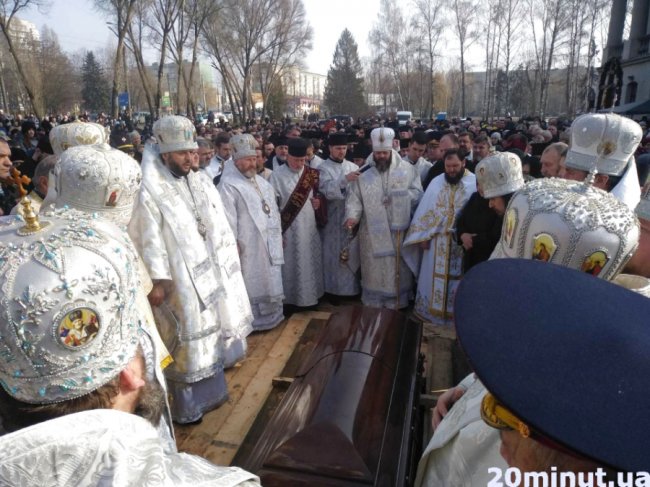 Тисячі людей у Тернополі прийшли попрощатися з братом митрополита Михаїла. ФОТО