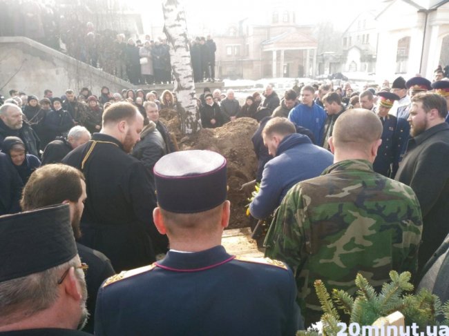 Тисячі людей у Тернополі прийшли попрощатися з братом митрополита Михаїла. ФОТО