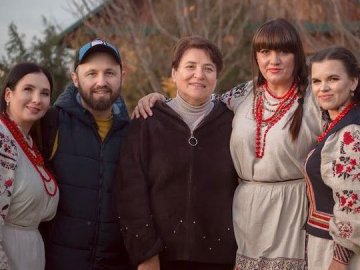 Волинянка організовує благодійні фотосесії в старовинному українському вбранні та допомагає ЗСУ