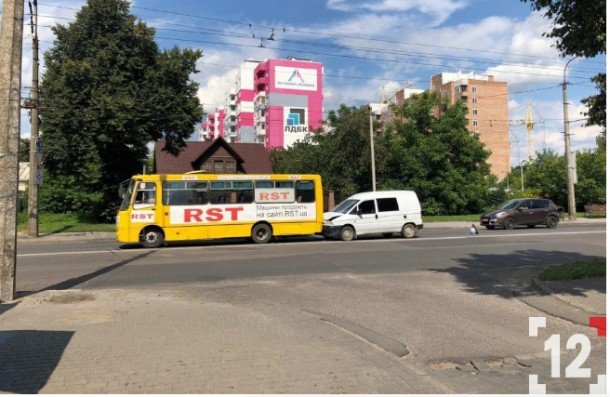 У Луцьку зіткнулись маршрутка та мінівен. ФОТО