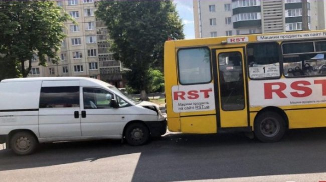 У Луцьку зіткнулись маршрутка та мінівен. ФОТО