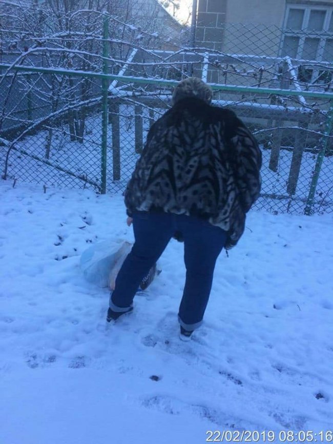 У Луцьку спіймали двох жінок-«зозуль», які підкидали сміття сусідам. ФОТО