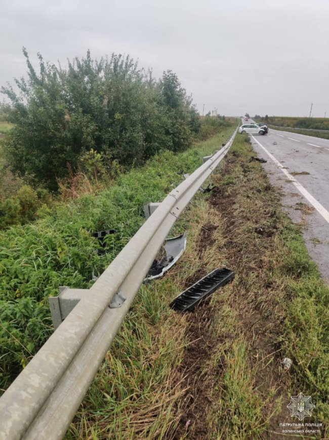 На Волині водійка в'їхала у дорожній відбійник
