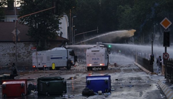 Масові заворушення в Туреччині: двоє людей загинули, тисячу затримали. ФОТО