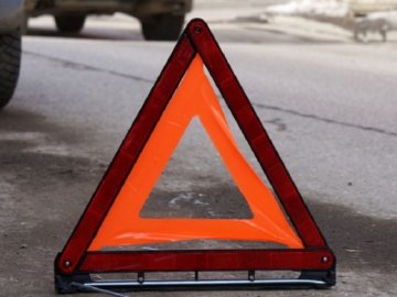 На Волині Volkswagen злетів з дороги: постраждали троє людей