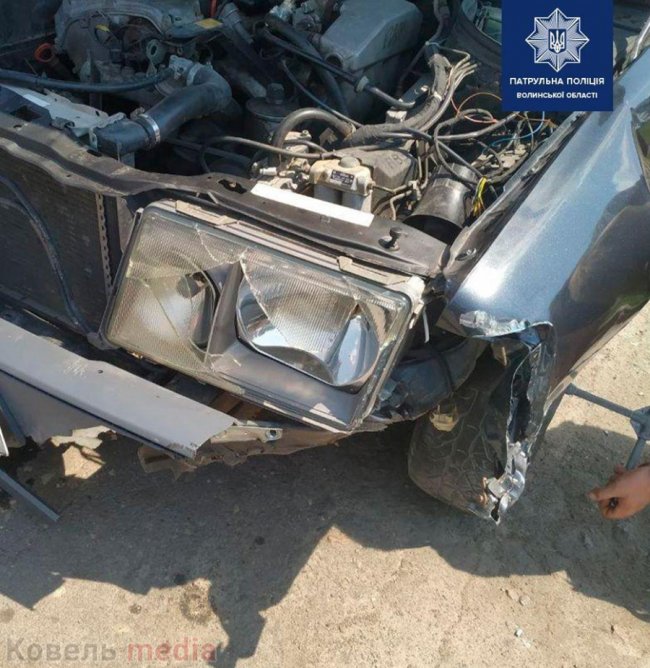 На Волині водій зніс дорожню огорожу та втік