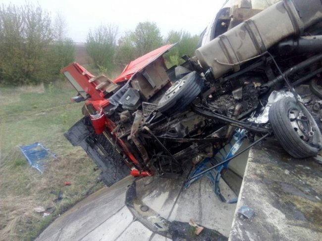 Легковик виїхав на зустрічну та протаранив вантажівку: на місці аварії працювало 15 рятувальників