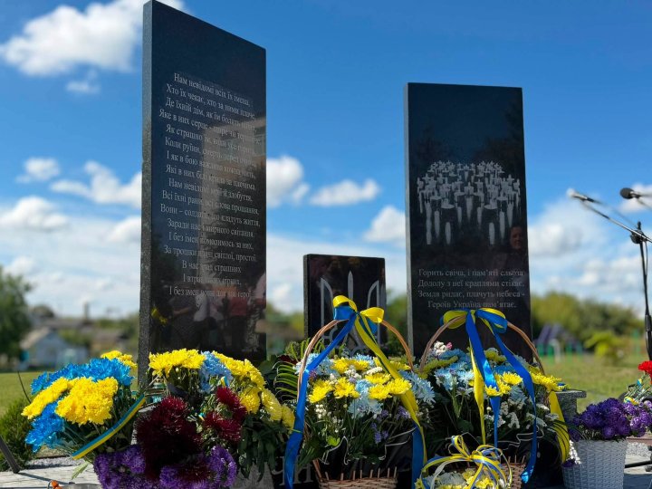У гімназії на Волині відкрили пам'ятний знак 18 загиблим випускникам. ФОТО