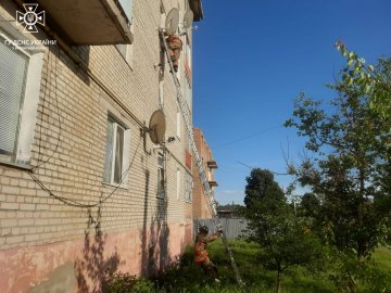 На Волині рятувальники визволили із зачиненої квартири жінку, яка потребувала допомоги