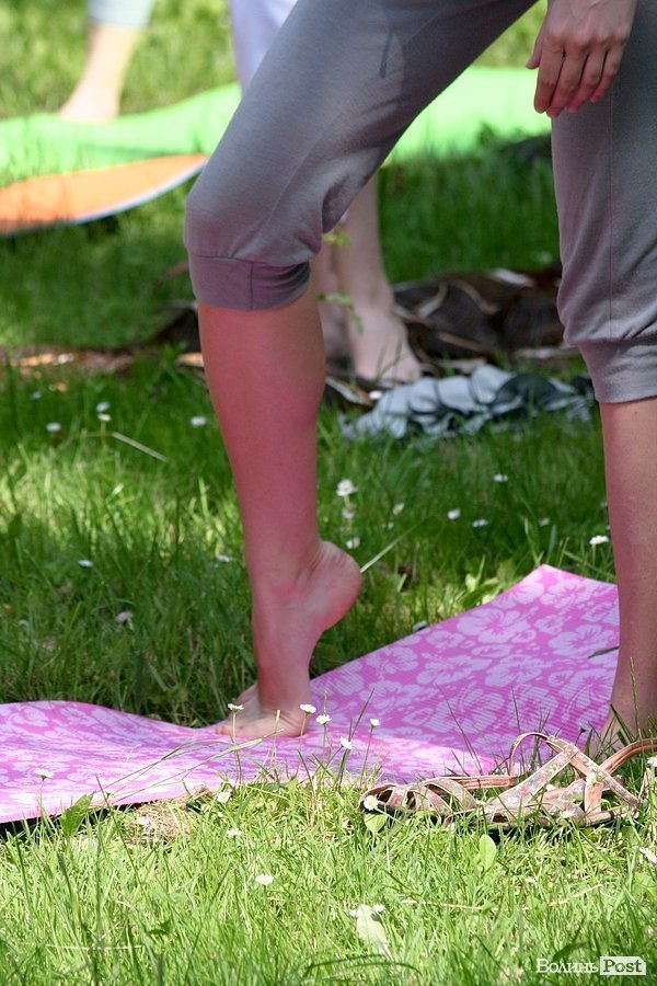 Масовий сеанс йоги у Луцьку. ФОТО