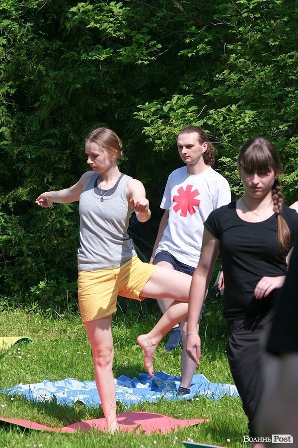 Масовий сеанс йоги у Луцьку. ФОТО