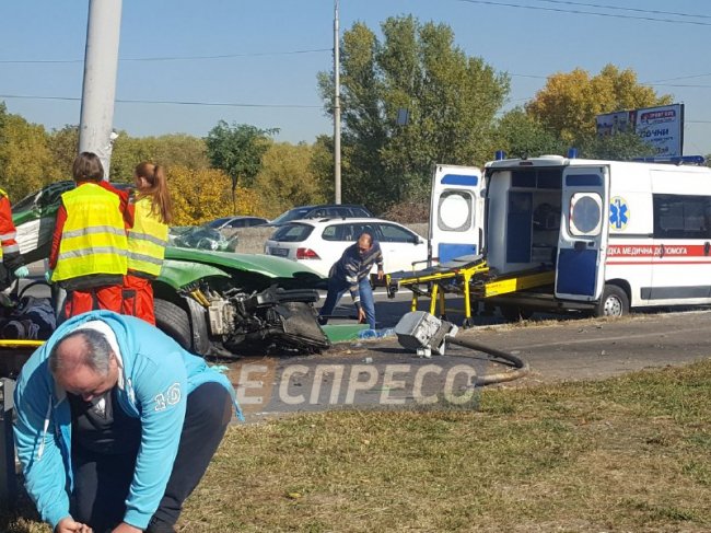 Жахлива аварія у Києві: є загиблі і травмовані. ФОТО