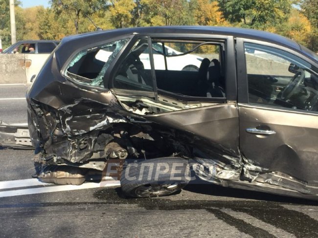 Жахлива аварія у Києві: є загиблі і травмовані. ФОТО