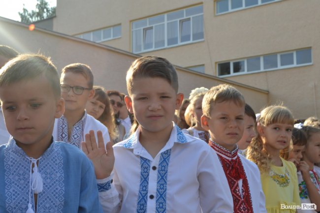 Без концерту, але у вишиванках: яким був «перший дзвінок» у луцькій гімназії №18. ФОТОРЕПОРТАЖ