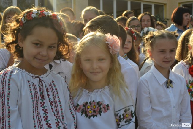 Без концерту, але у вишиванках: яким був «перший дзвінок» у луцькій гімназії №18. ФОТОРЕПОРТАЖ
